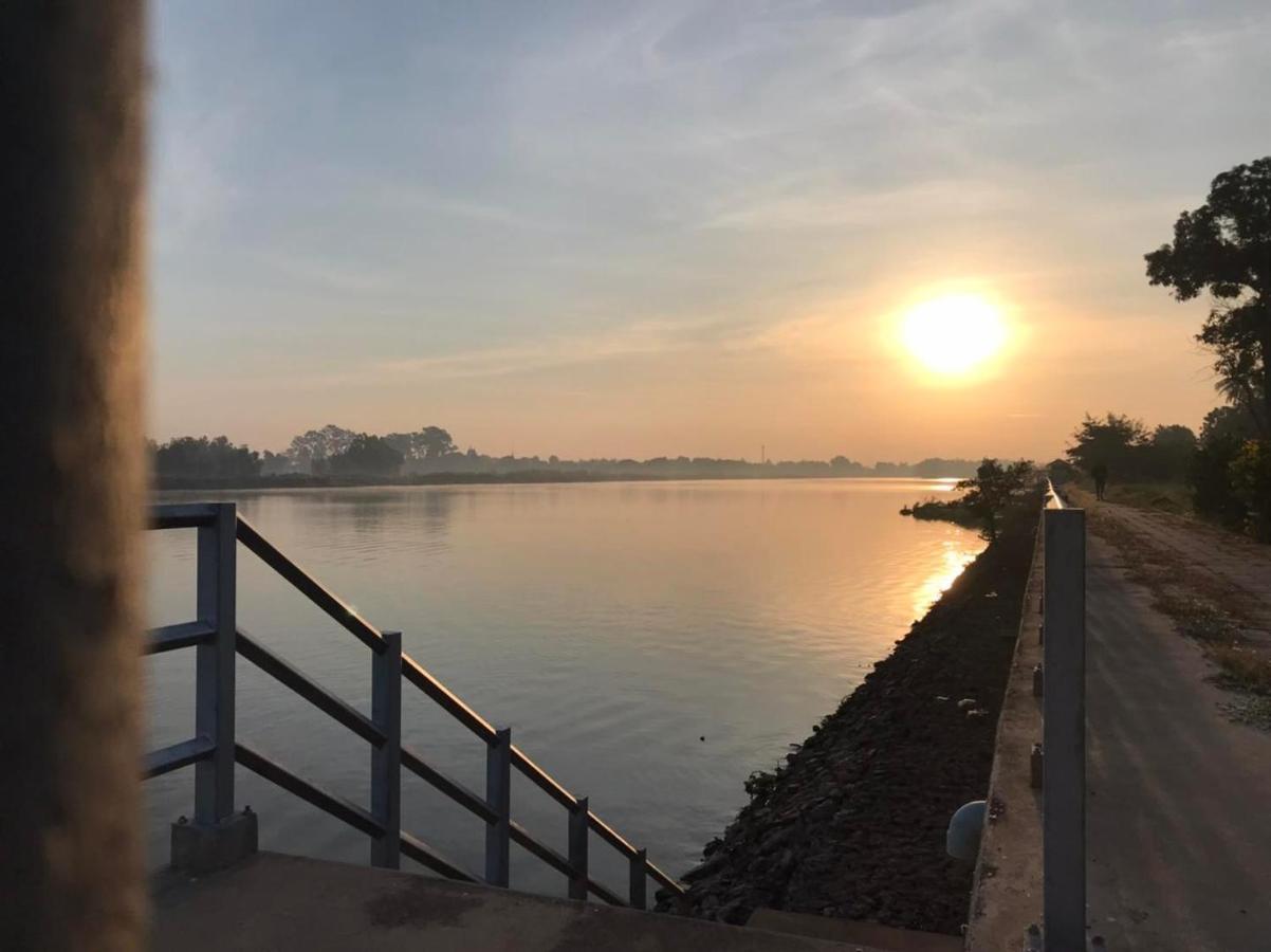 Готель Romyen House Ban Nong Nam Khan Екстер'єр фото