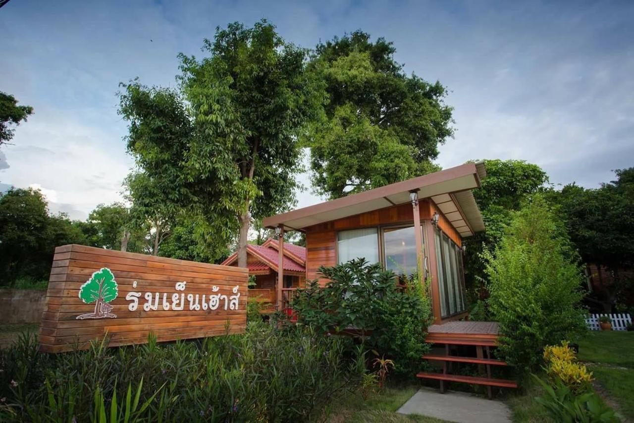 Готель Romyen House Ban Nong Nam Khan Екстер'єр фото